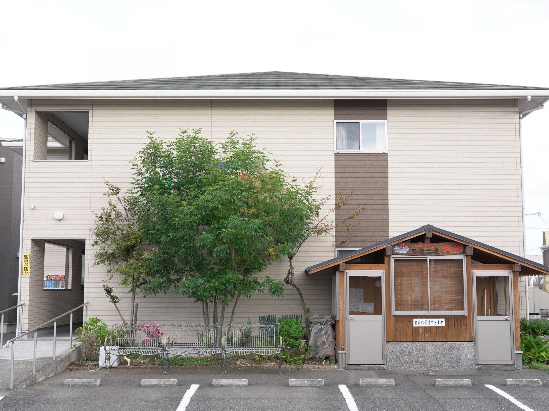 落ち着いた外観の建物