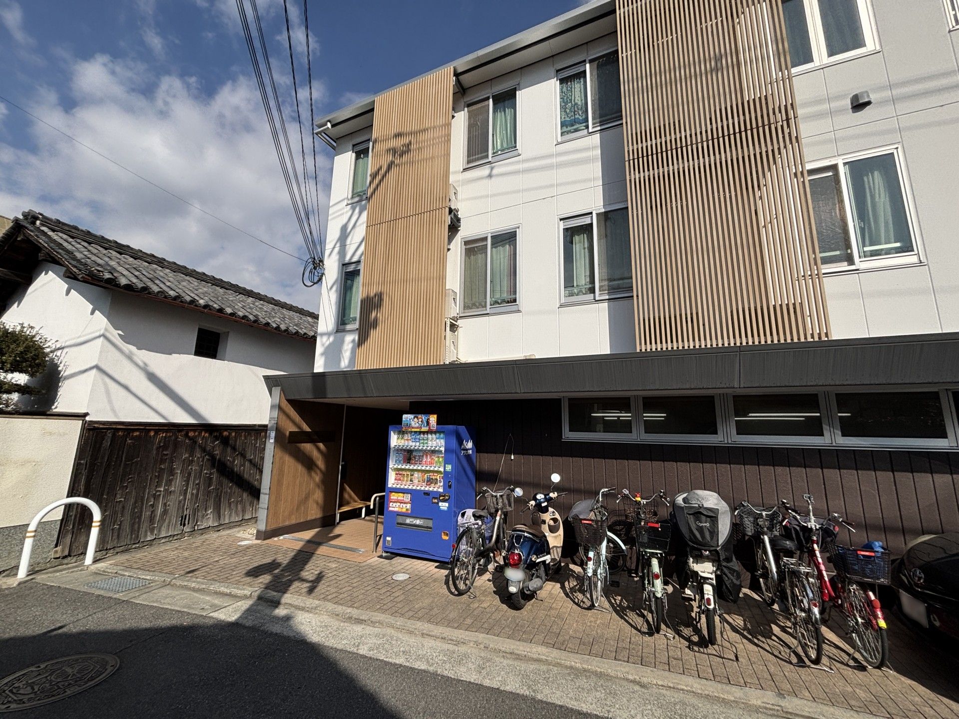 自転車と自販機のある建物前