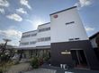 青空の下の建物外観