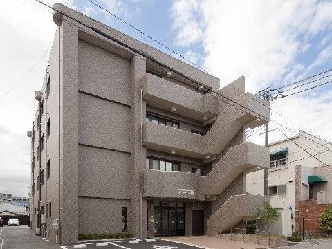 プレジール豊中の外観。自立した方から介護が必要な方まで幅広く入居できる。