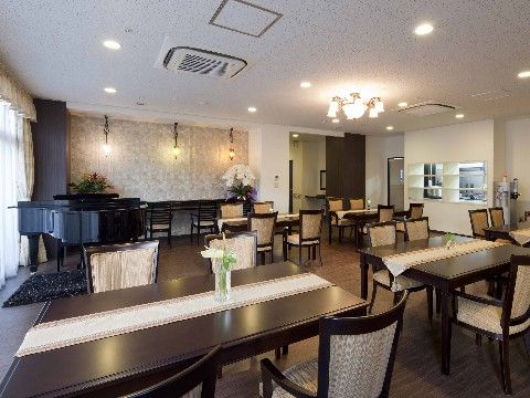 プレジール豊中の食堂。栄養バランスの良いお食事を提供している。