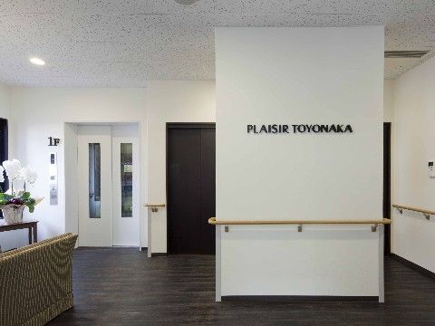 プレジール豊中のホール。安全・安心の最新のシステムを完備している。