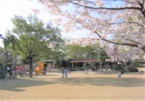プレジール豊中の周辺環境。散歩や運動に適した公園が近所に立地している。