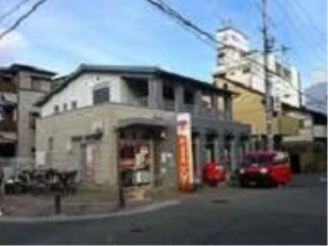プレジール豊中の周辺環境。郵送物などの配送に便利な郵便局が立地している。