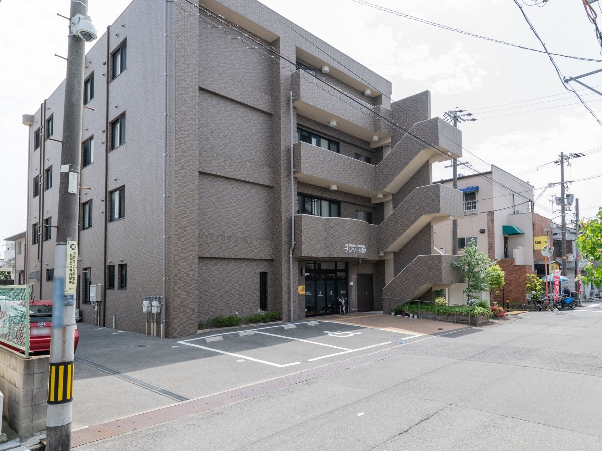 玄関に一番近い駐車スペースを車椅子専用車用として確保している。路地に面しており車の出入りがしやすい。