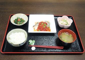 煮魚とご飯と味噌汁が付いた和食
