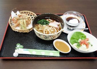 天ぷらの盛り合わせとうどんとサラダ、デザートが付いたメニュー