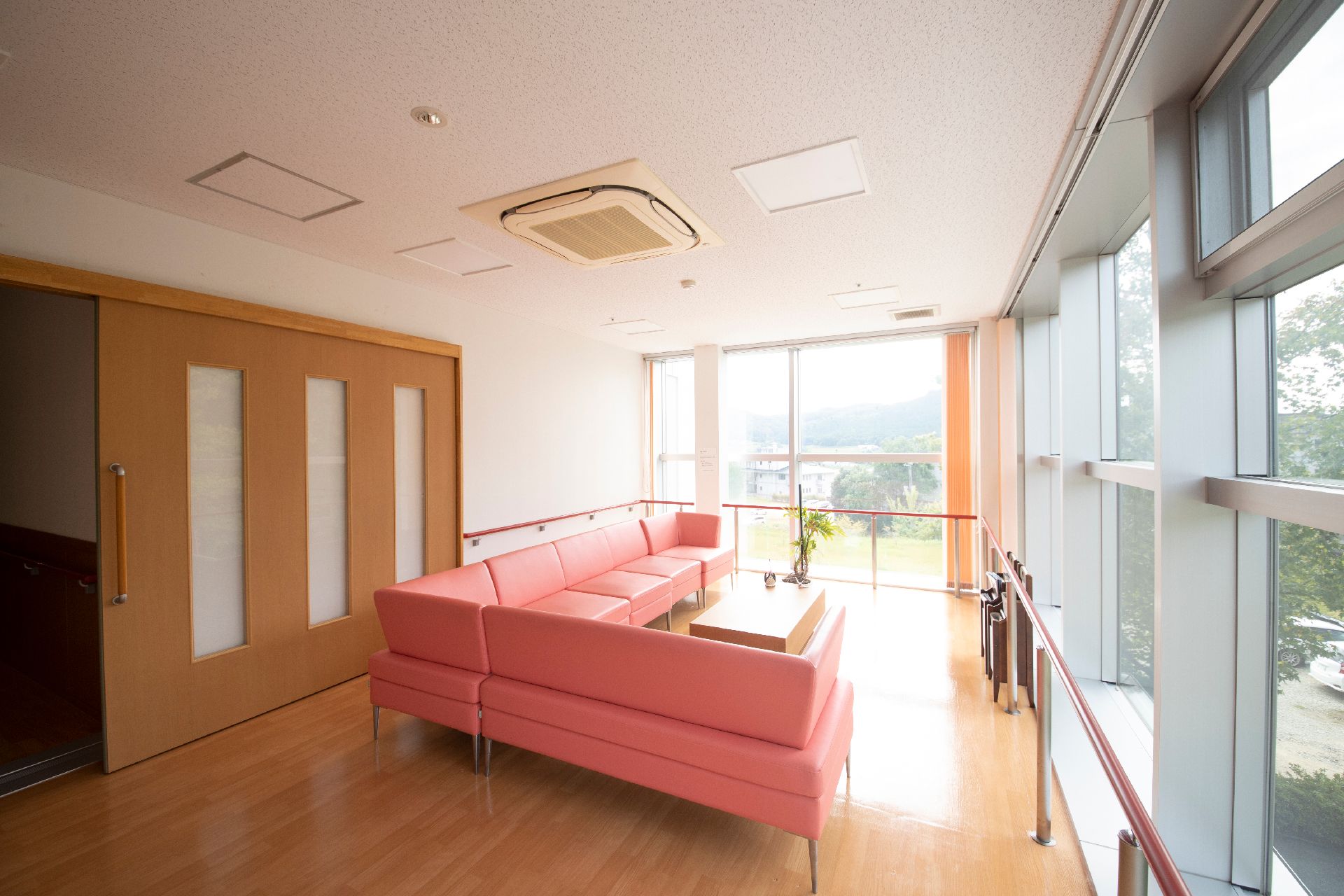ソファの設置された共有スぺ―ス
