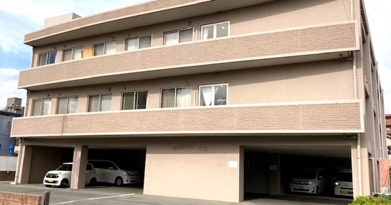 駐車場付きの建物外観