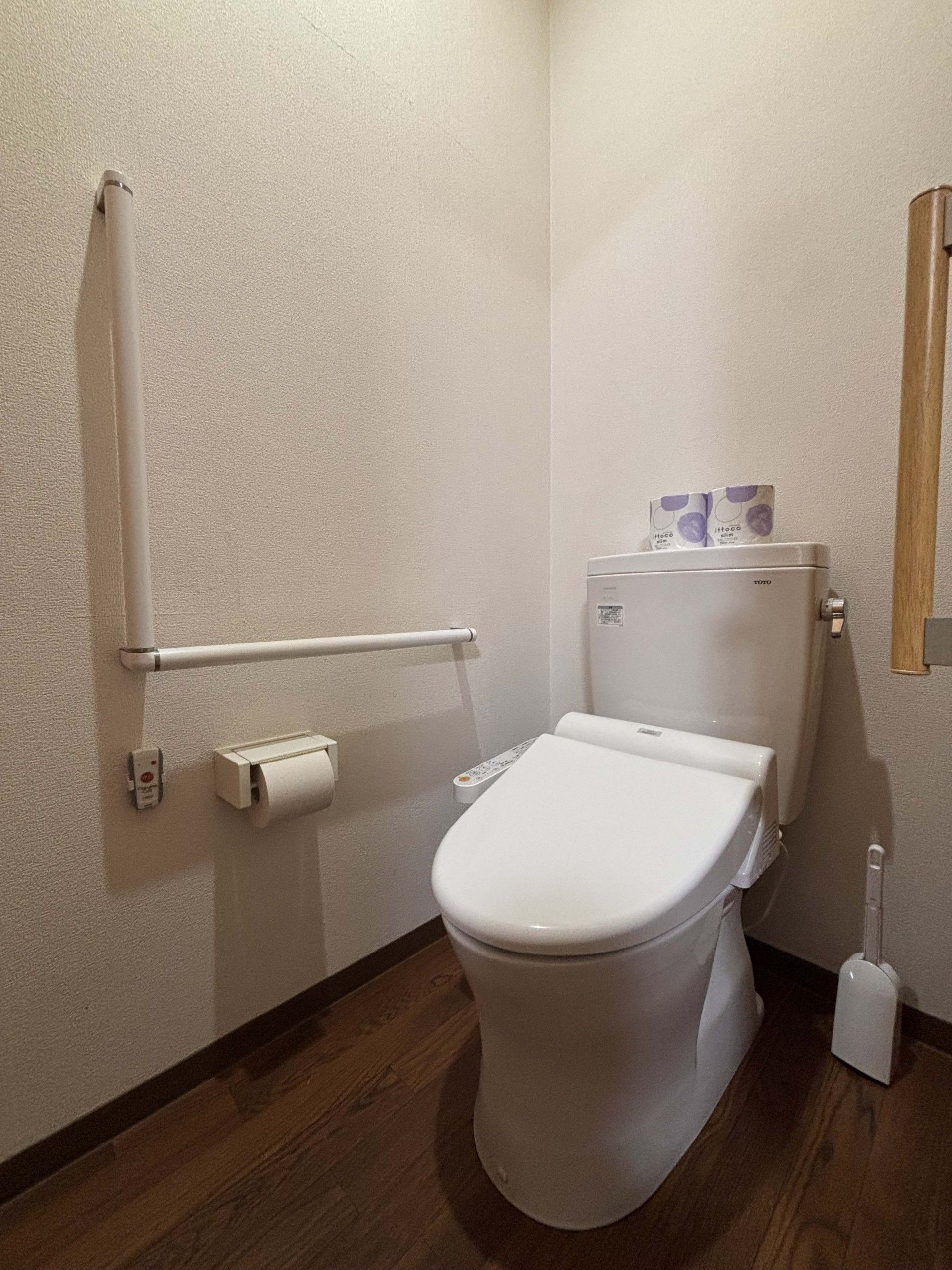 手すり付きのトイレ