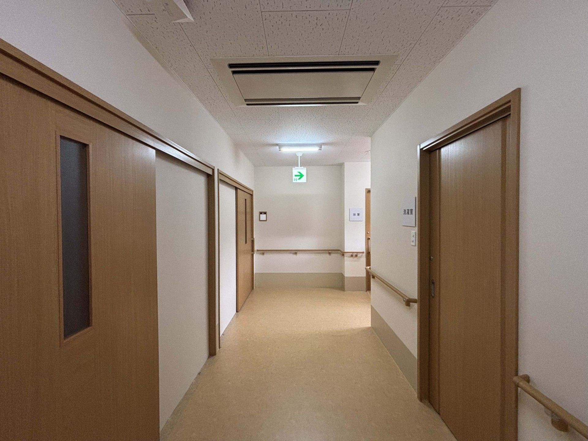 手すり付きの廊下