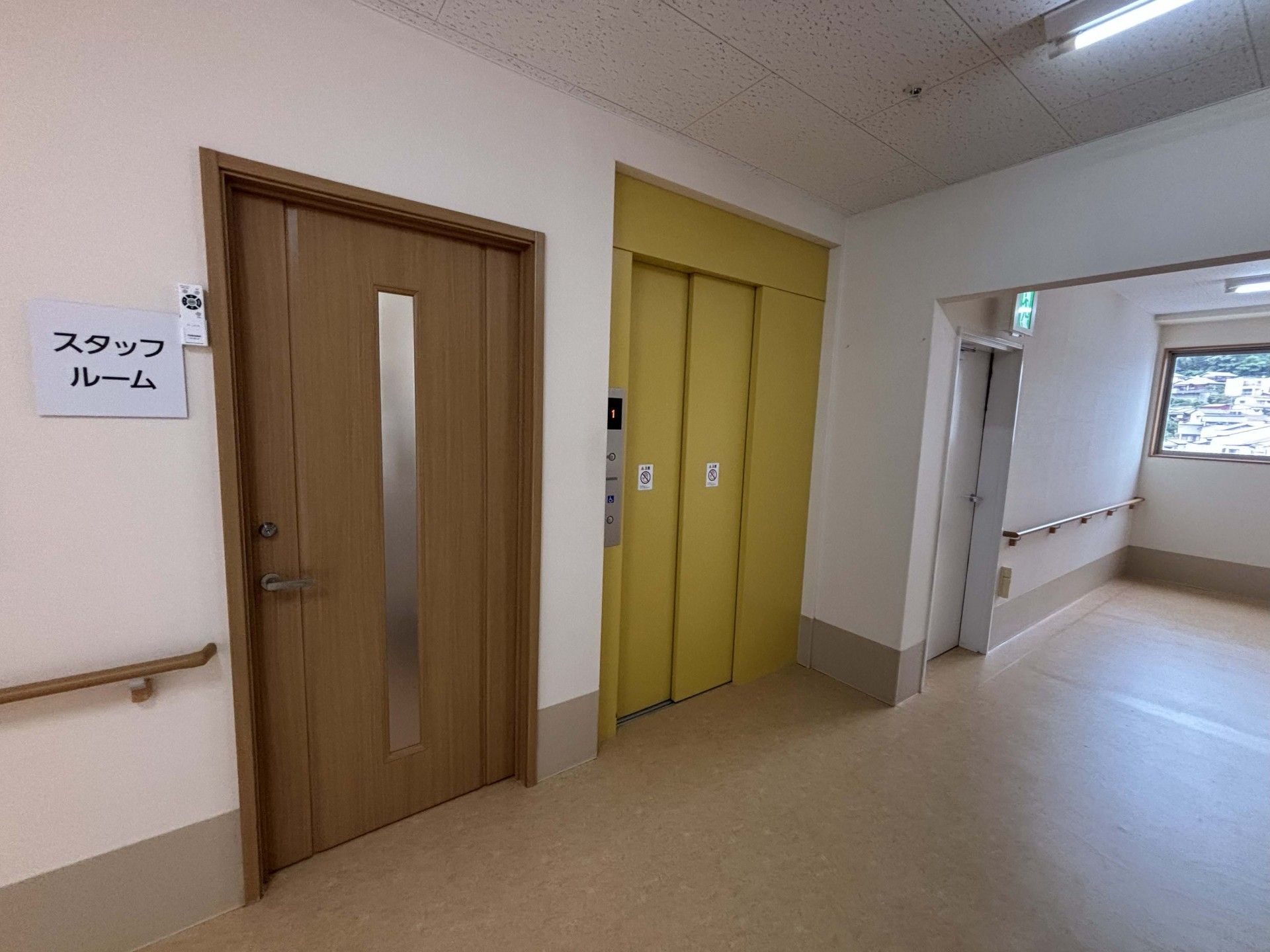 廊下とエレベーター