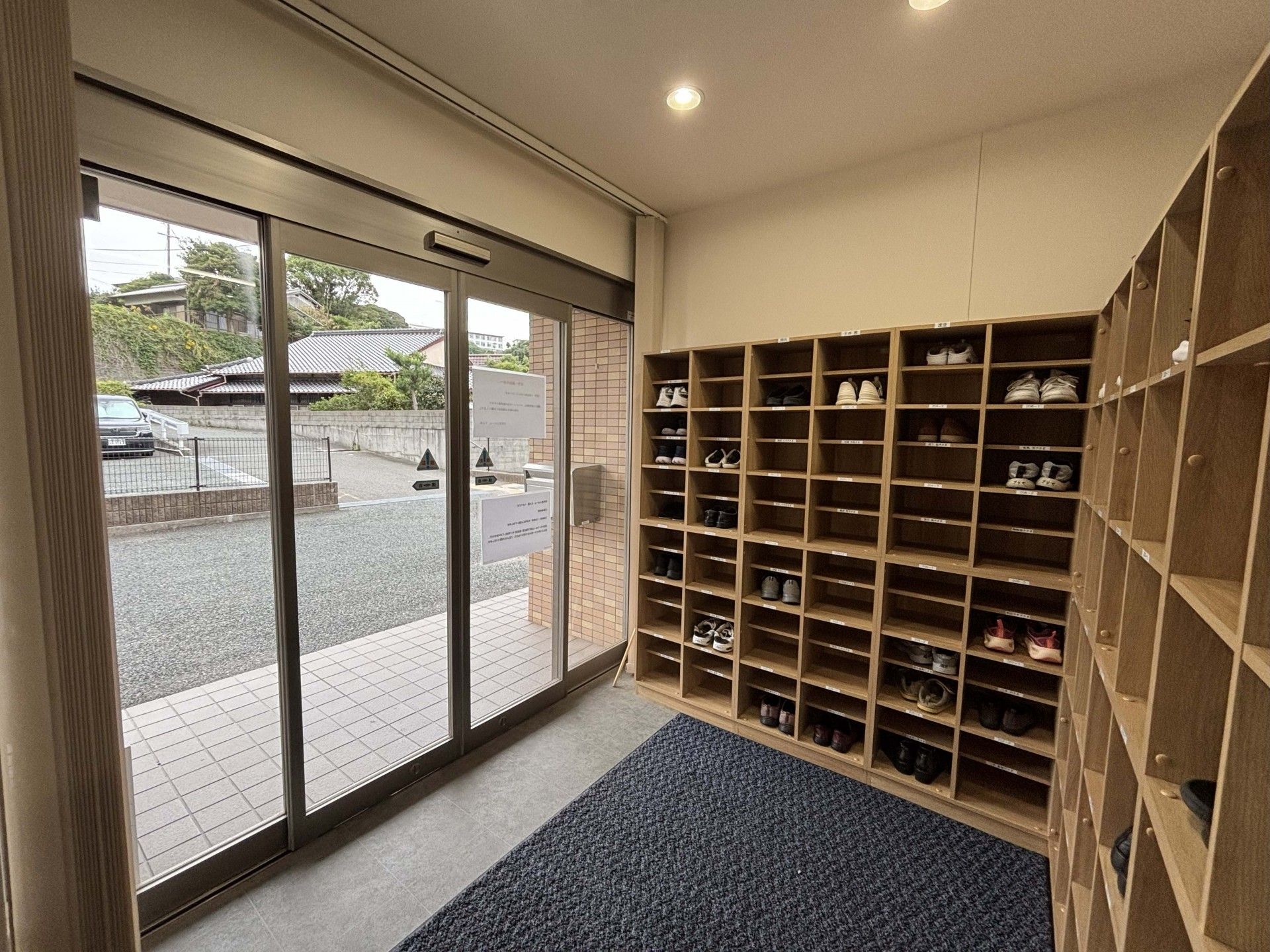 靴箱と出入口の風景