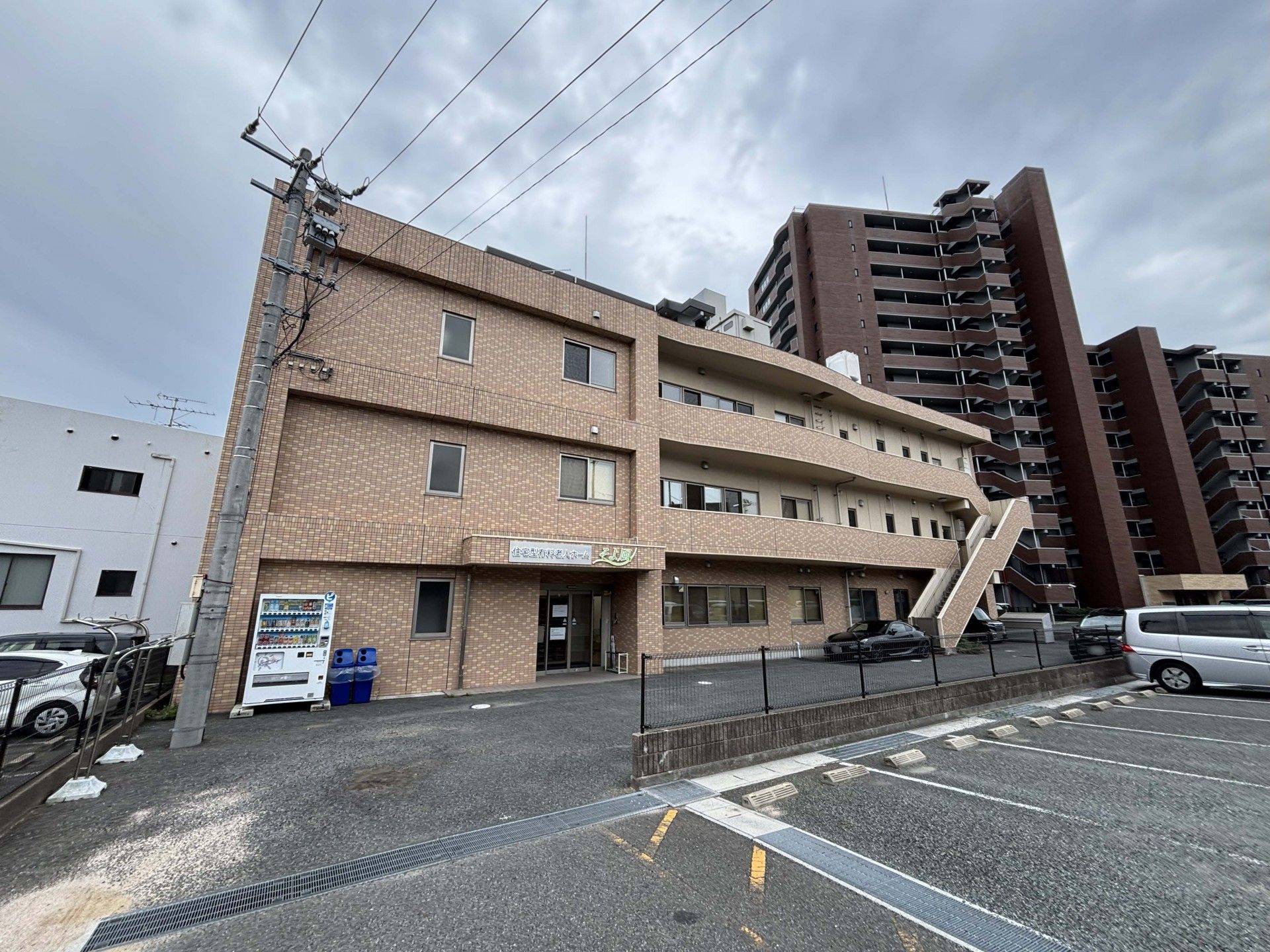 駐車場のある建物外観