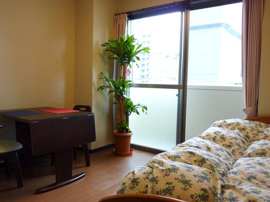 家具がついたタイプの部屋の様子。窓の前にベッドと家具類が置いてある様子