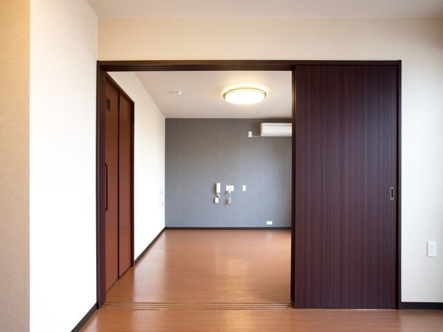 二部屋タイプの部屋の様子。施設内の広めの部屋を写したもの