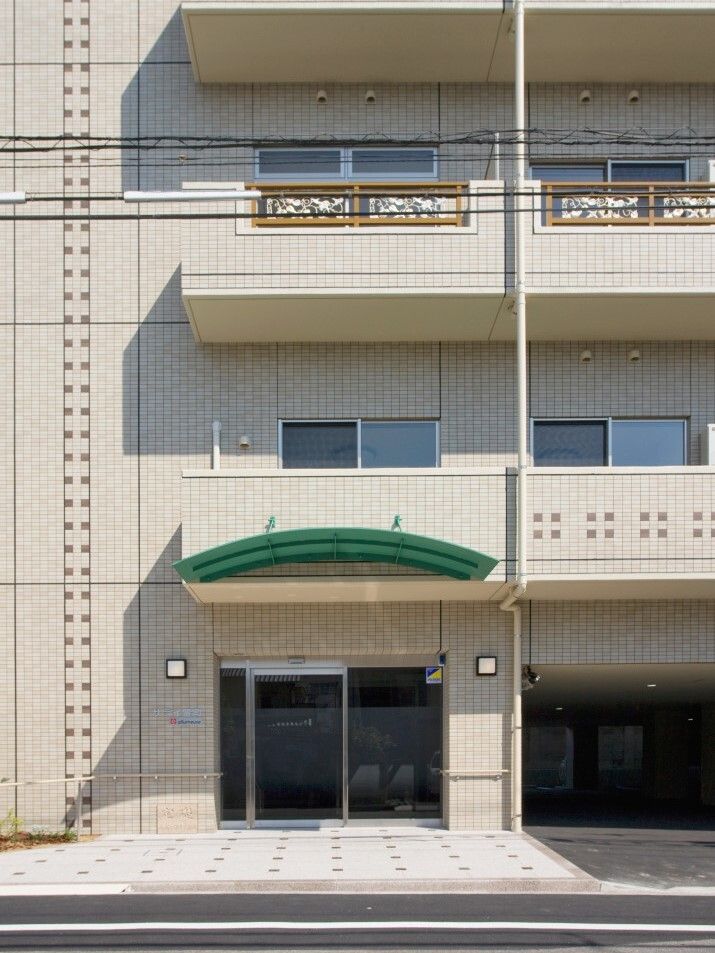 施設のエントランスを写したもの。外観写真のエントランス付近