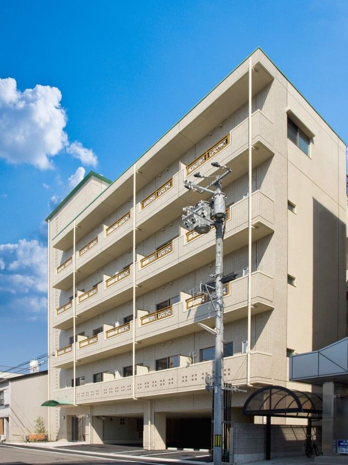 サービス付き住宅「サライ萱町」の外観を写したもの。マンション風の外観の写真