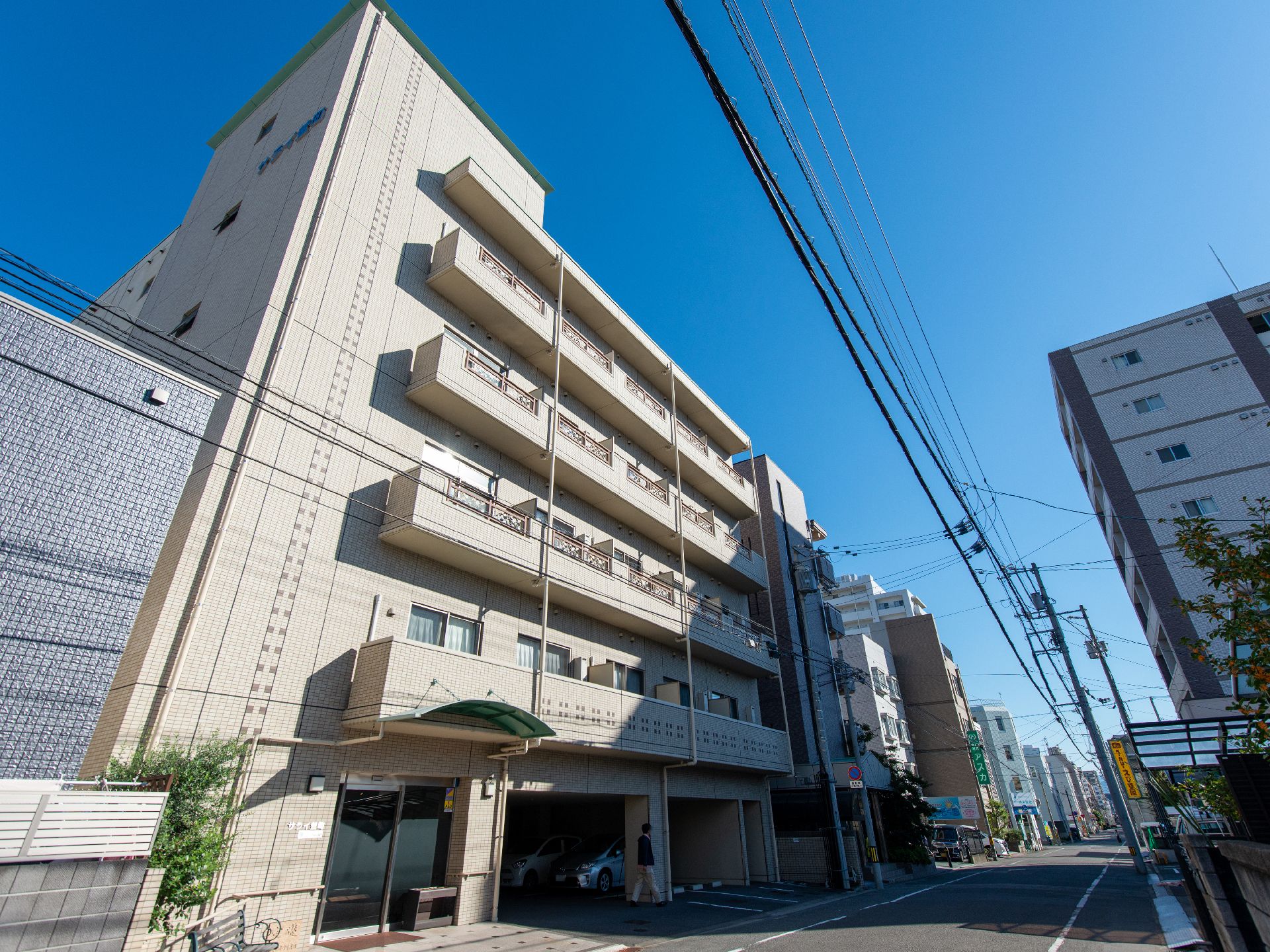 白を基調とした清潔感のある外観の高齢者向け住宅