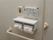 二連式のトイレットペーパーホルダーのそばにはオレンジの呼び出しボタンや手すりがある。