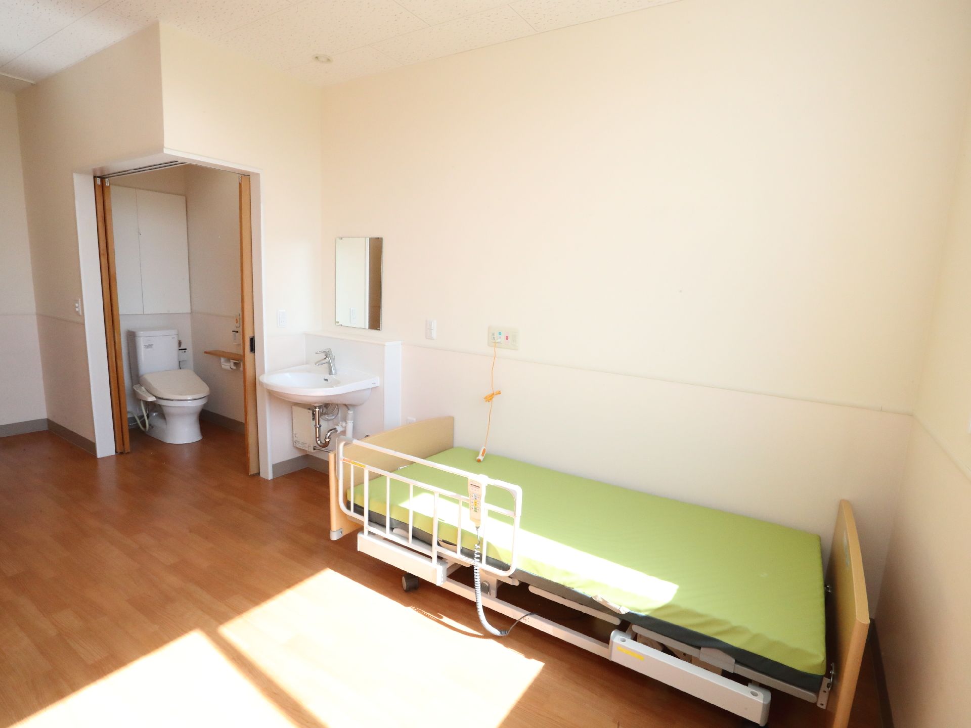 柵を設置している居室のベッド