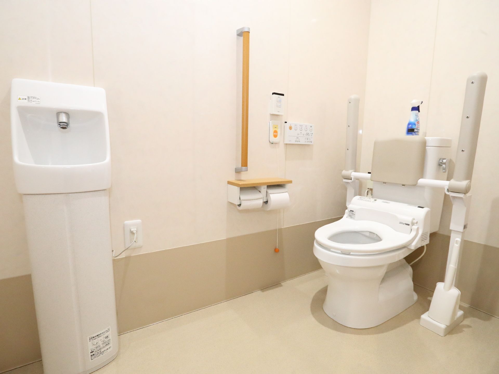 手すりが設置されているトイレ