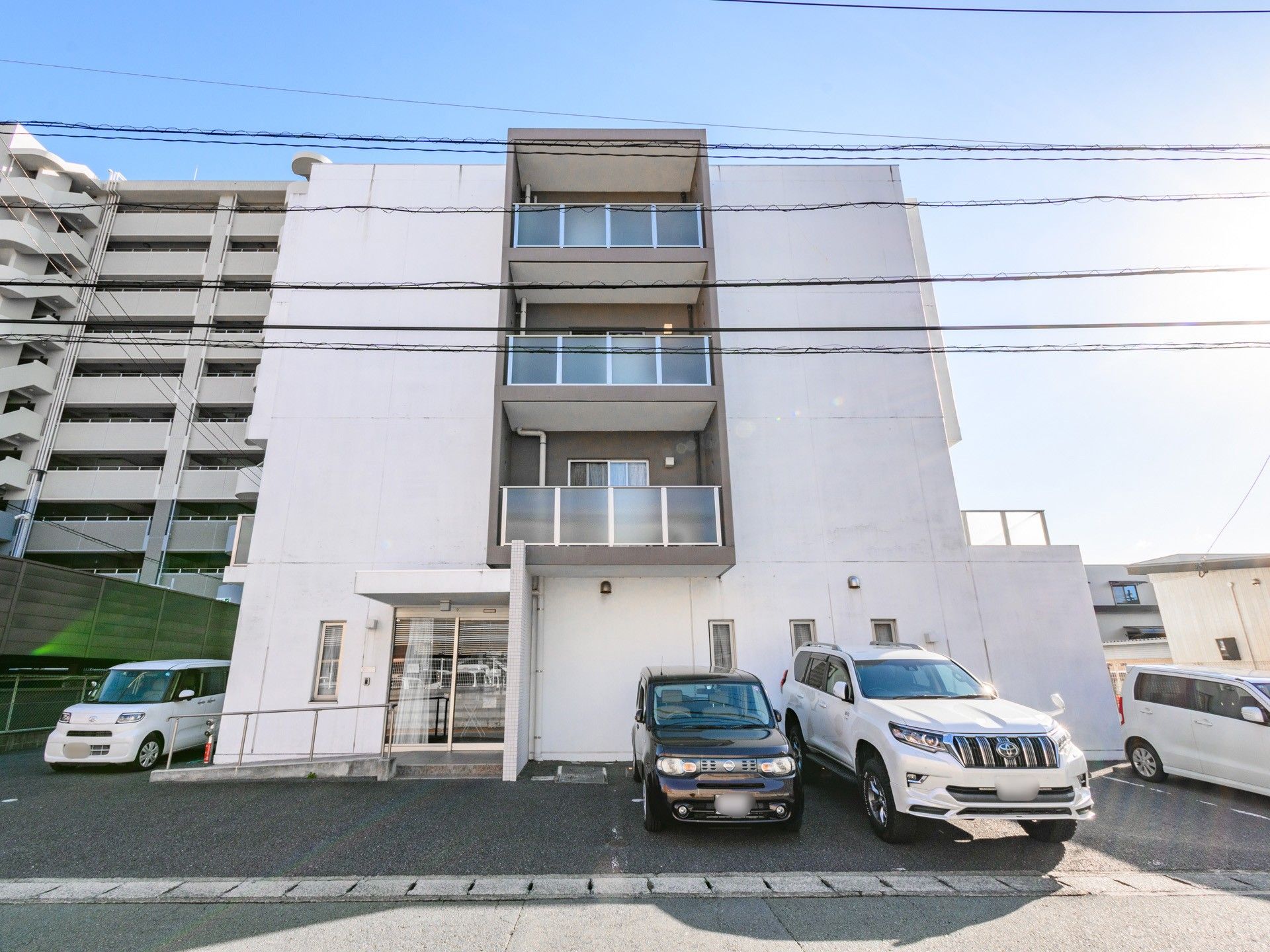 白い建物の外観