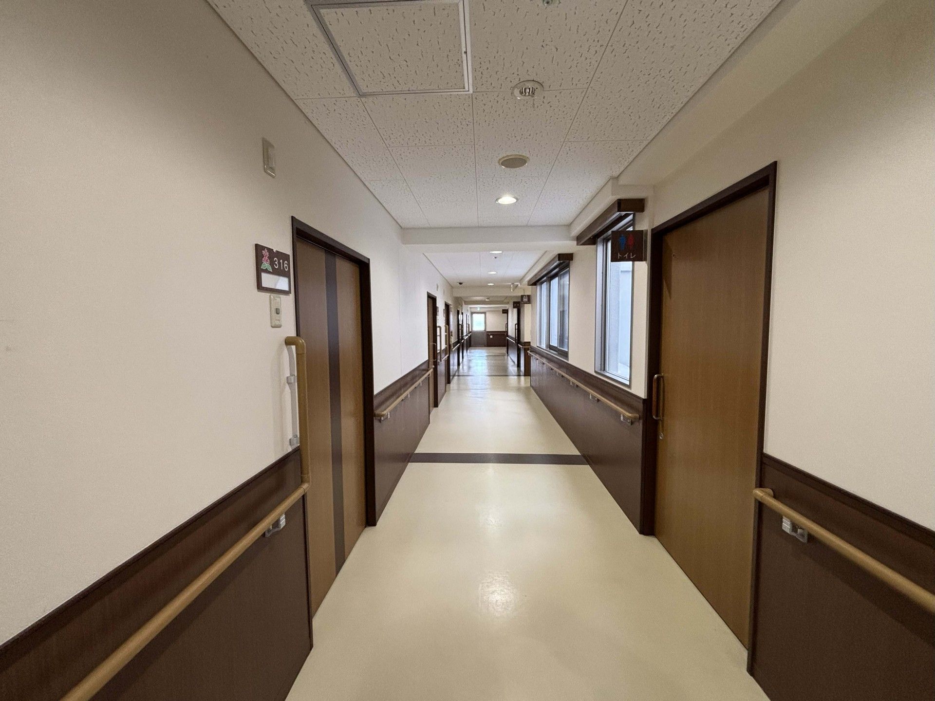 手すり付きの長い廊下
