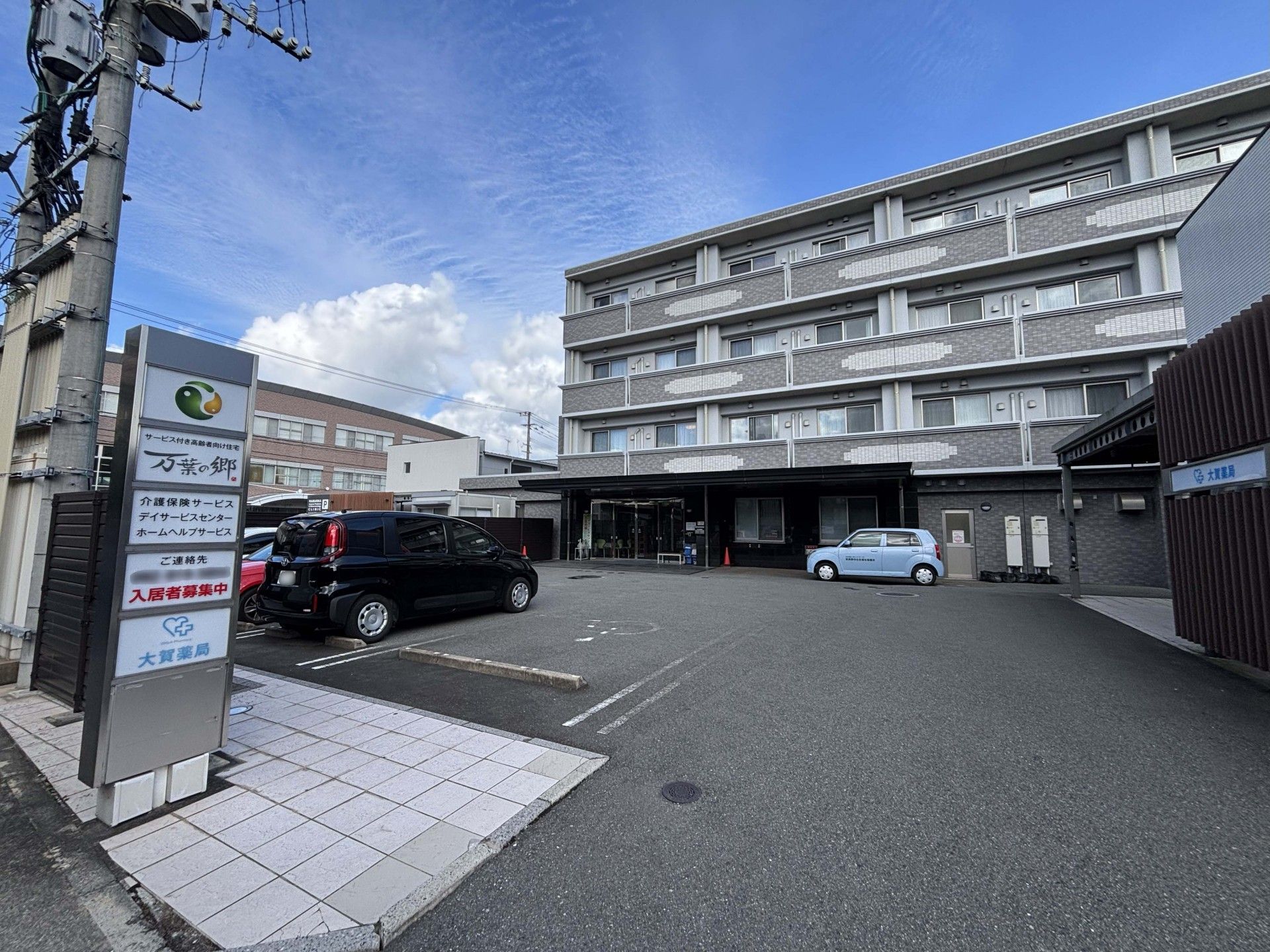 建物の外観と駐車場