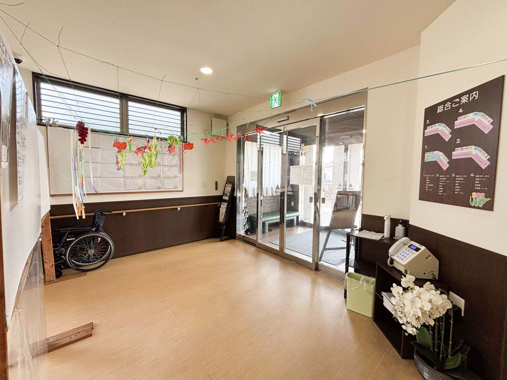 飾り付けがある明るい入口