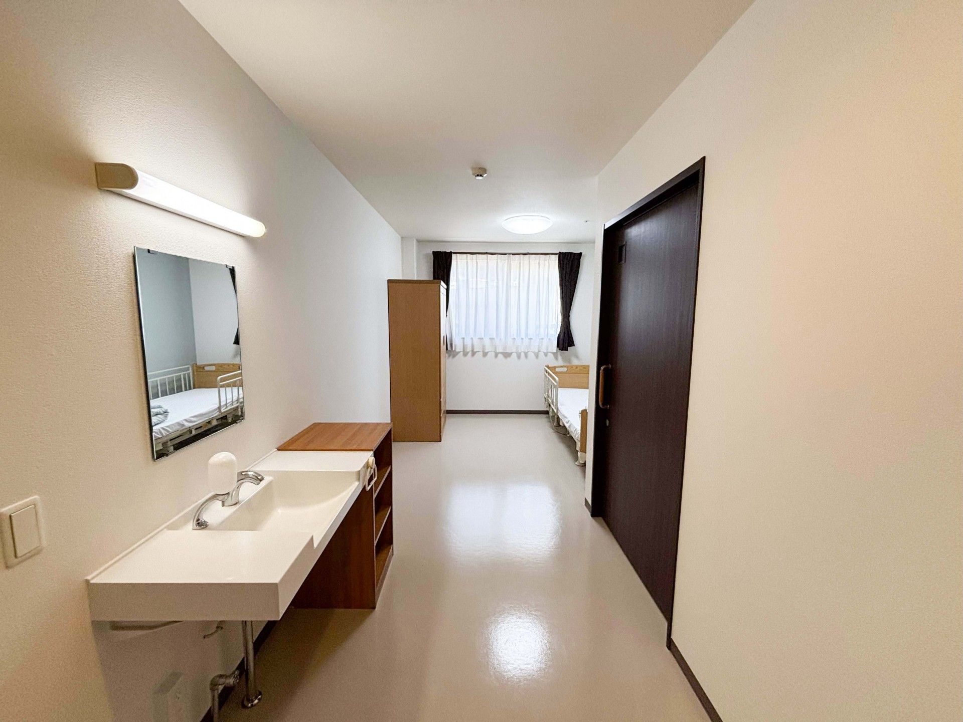 明るい個室の内部