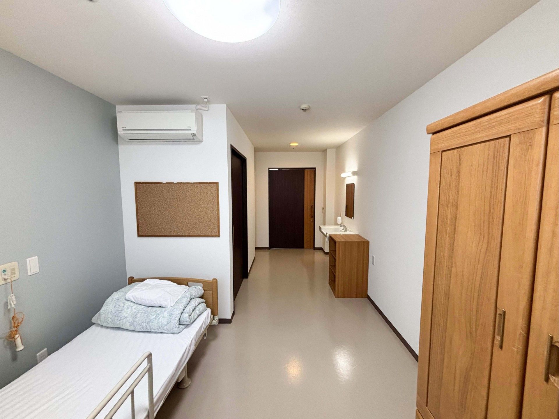 シンプルな個室の様子