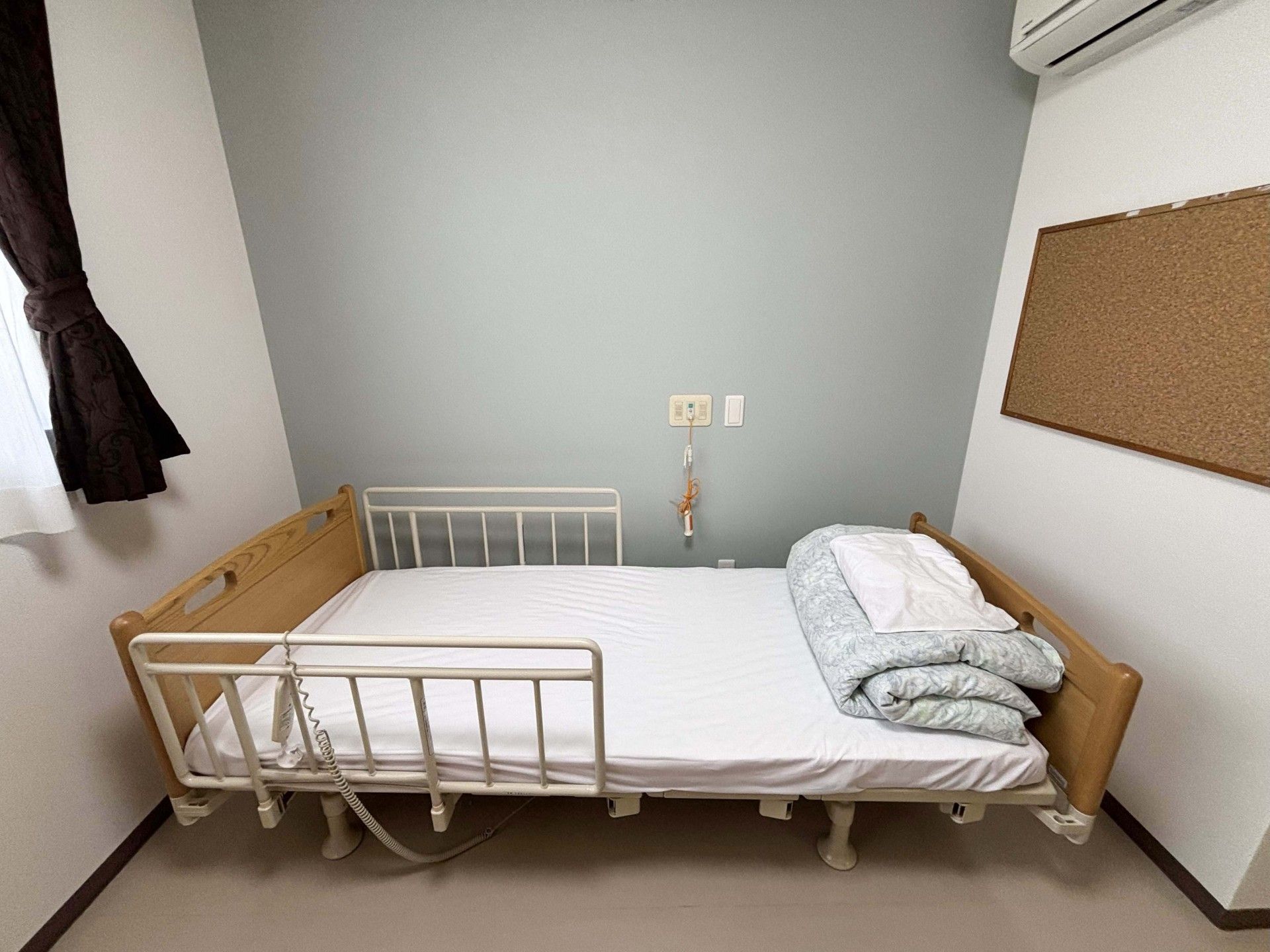 落ち着いた色調の寝室