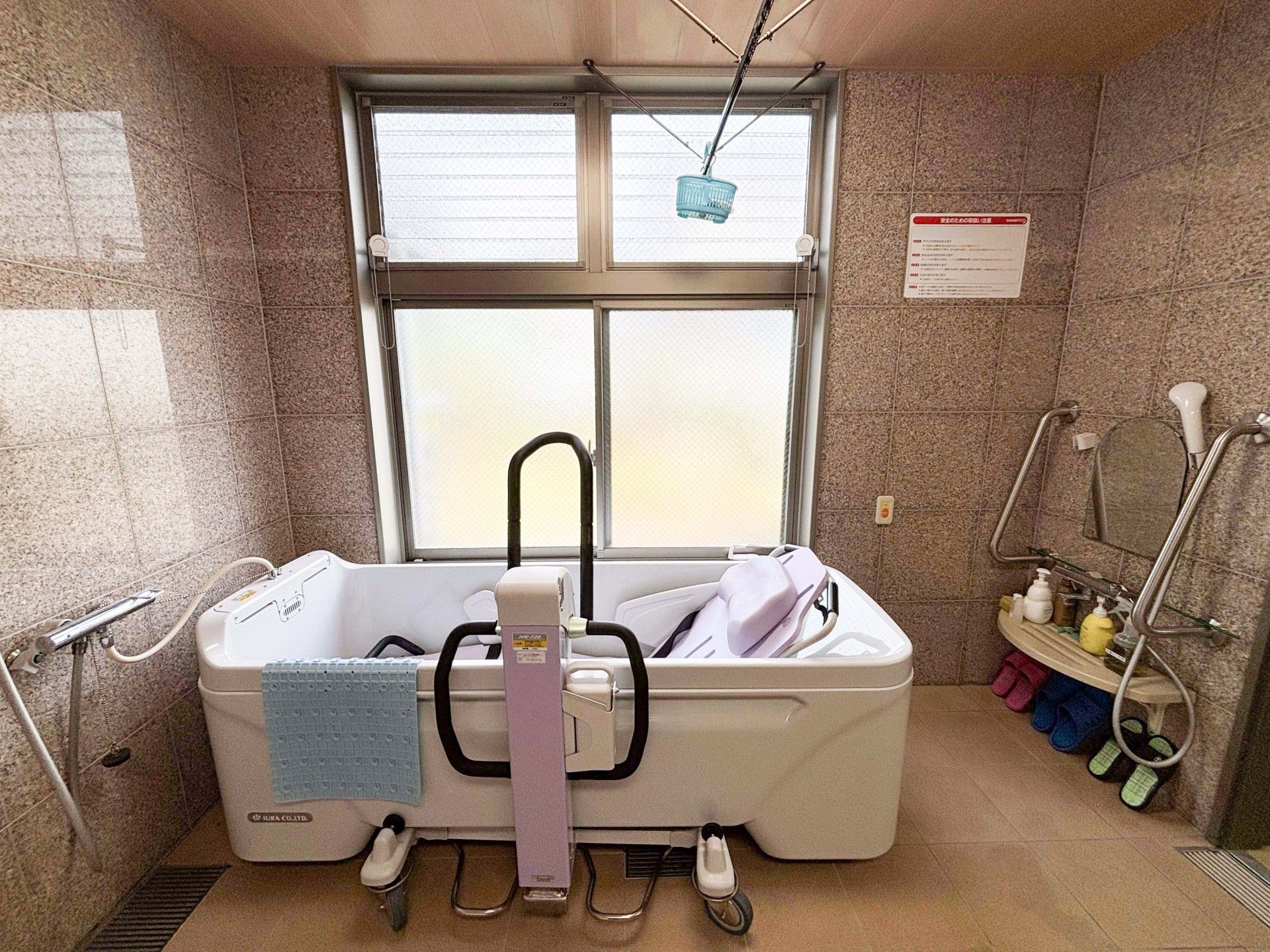 快適な入浴設備の浴室