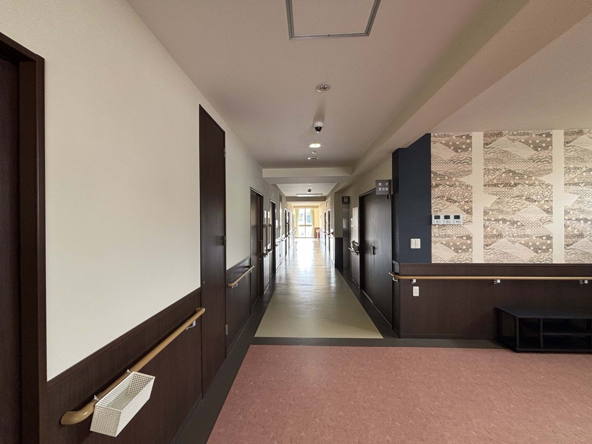 手すり付きの廊下