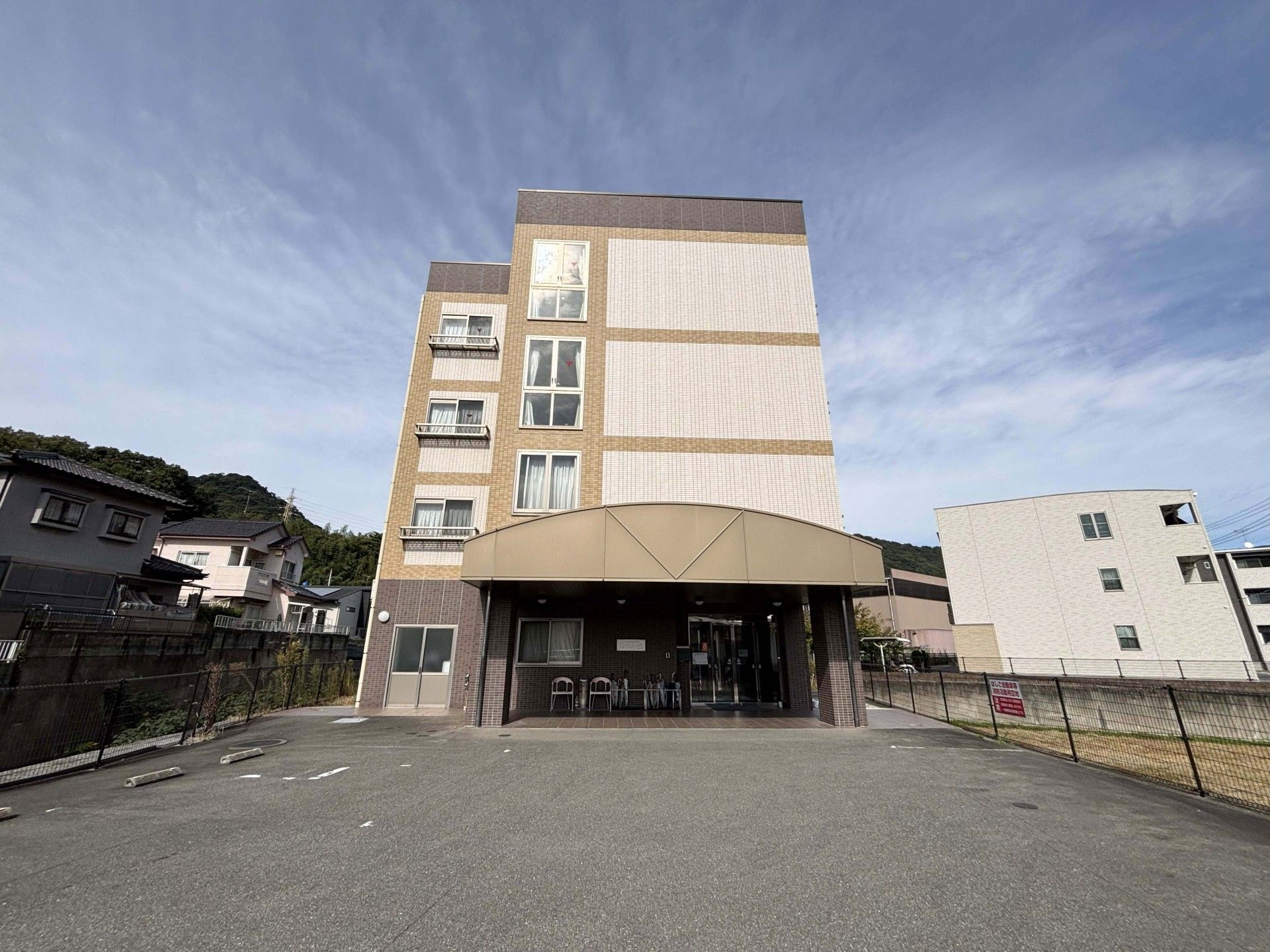 広い駐車場のある建物