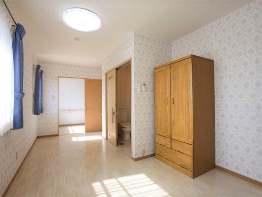 タンスとトイレがついている施設内の居室の様子。ひとり用の部屋の写真
