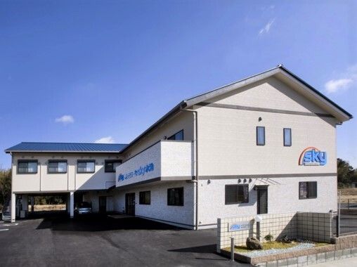日当たりが良い場所にある施設の外観。軽量鉄骨の建物の外観写真