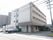 施設の出入り口から見た、施設全体の外観