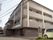 ４階建ての重厚感のある建物はブラウン系で統一されている。