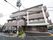 施設の周辺は視界を遮る建物がなく、日当たりや景観に恵まれている。駐車場や駐輪場が完備されており、気軽に来館することができる。