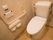 清潔感のあるトイレスペースである。呼出しボタンが壁についており、緊急時にはスタッフにすぐに連絡をすることができる。