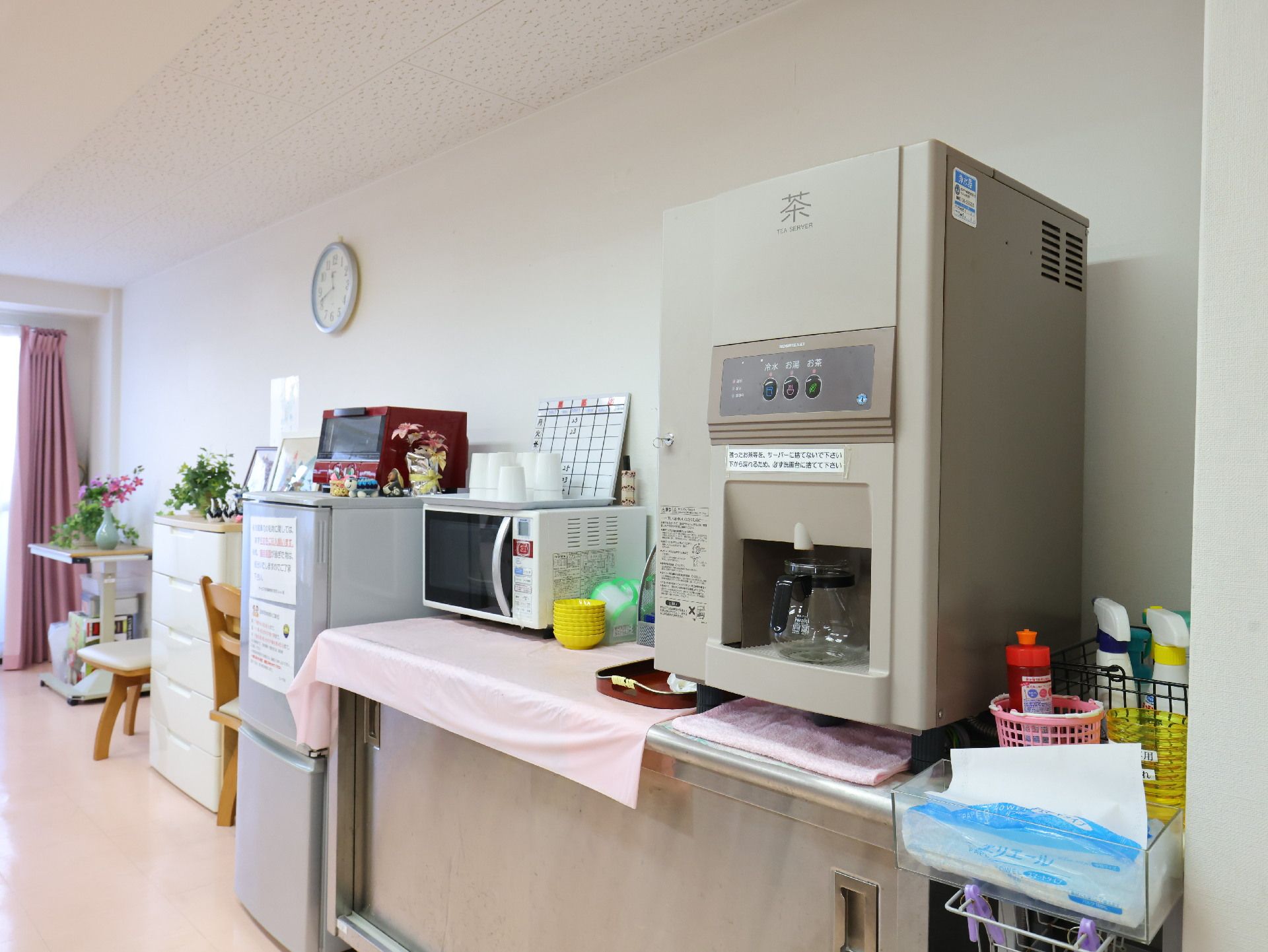 電子レンジや冷蔵庫が設置されている共有スペース
