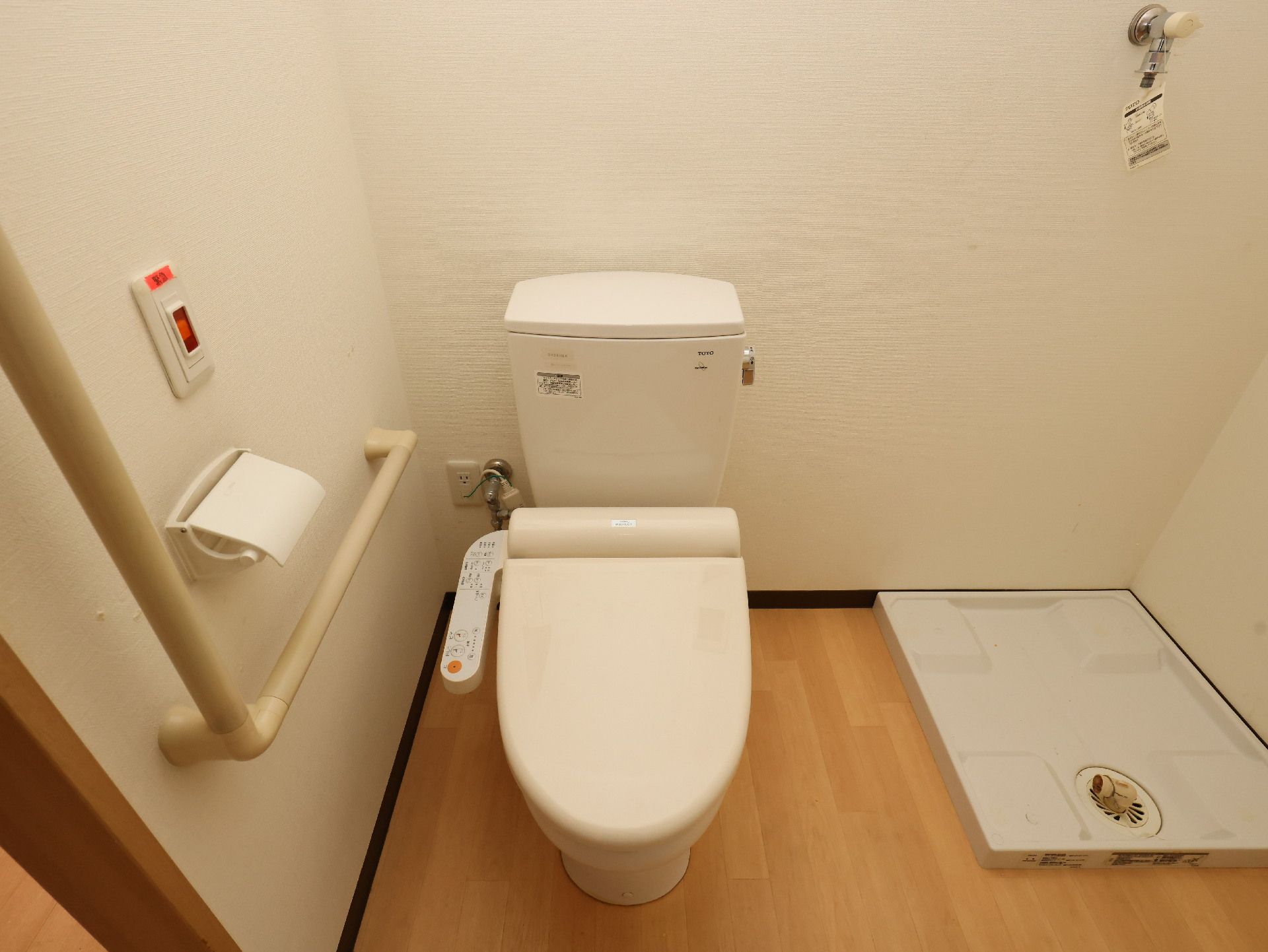 手すりの設置されているトイレ