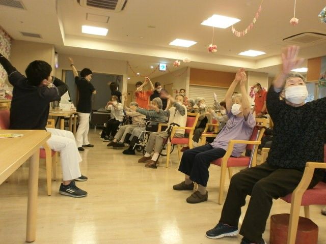 壁掛けテレビが設置された食堂には複数のダイニングテーブルやソファスペースがあり、入居者が思い思いの場所で過ごしている。