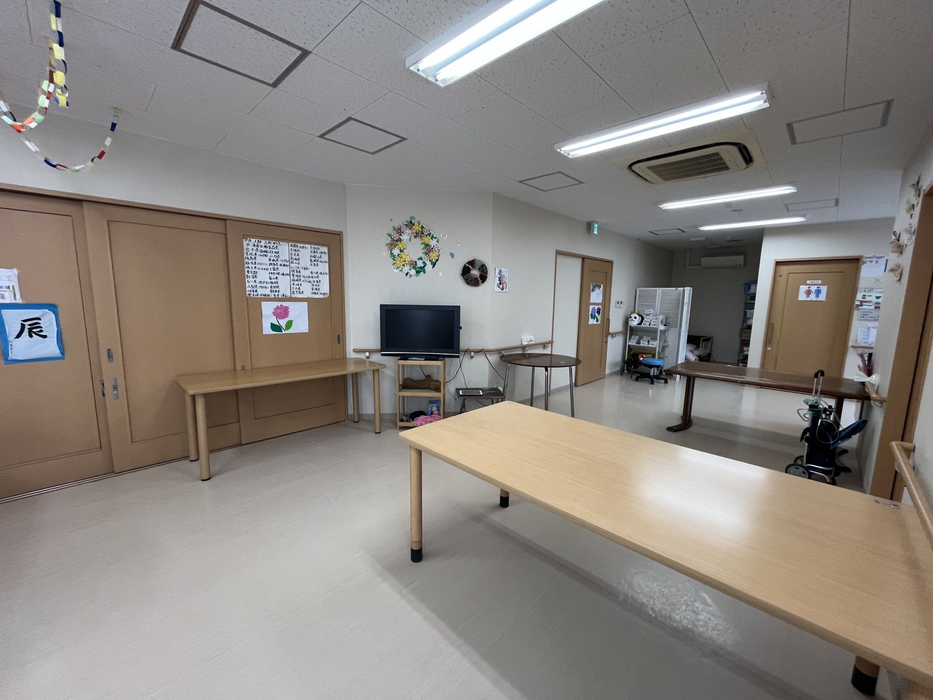 広いテーブルのある部屋