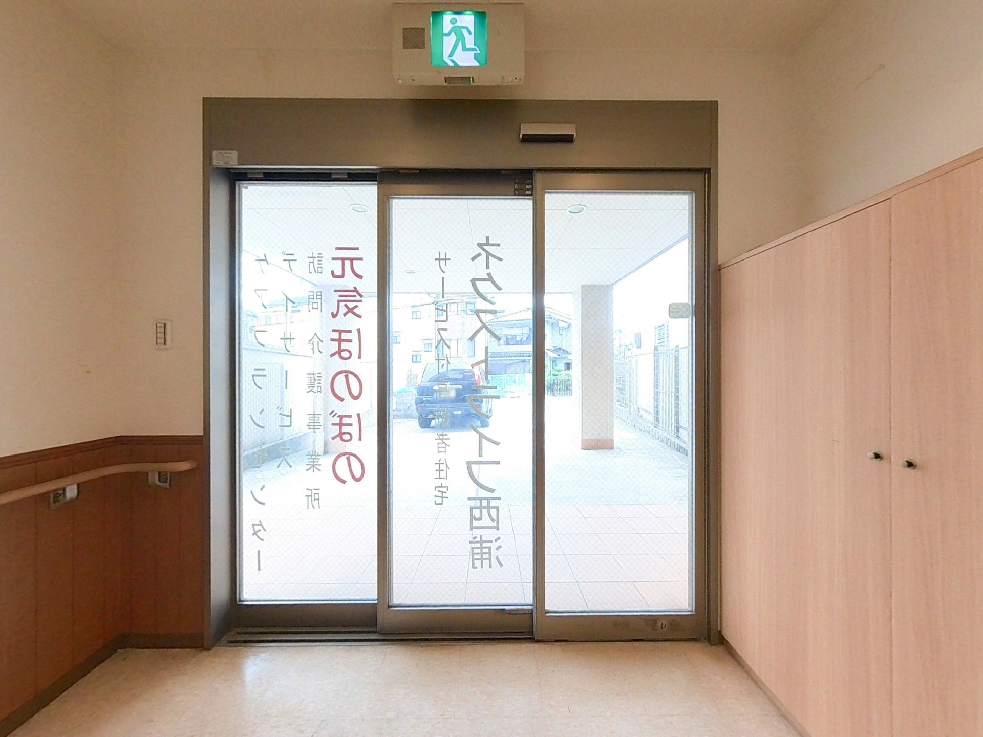 自動ドアの出入口