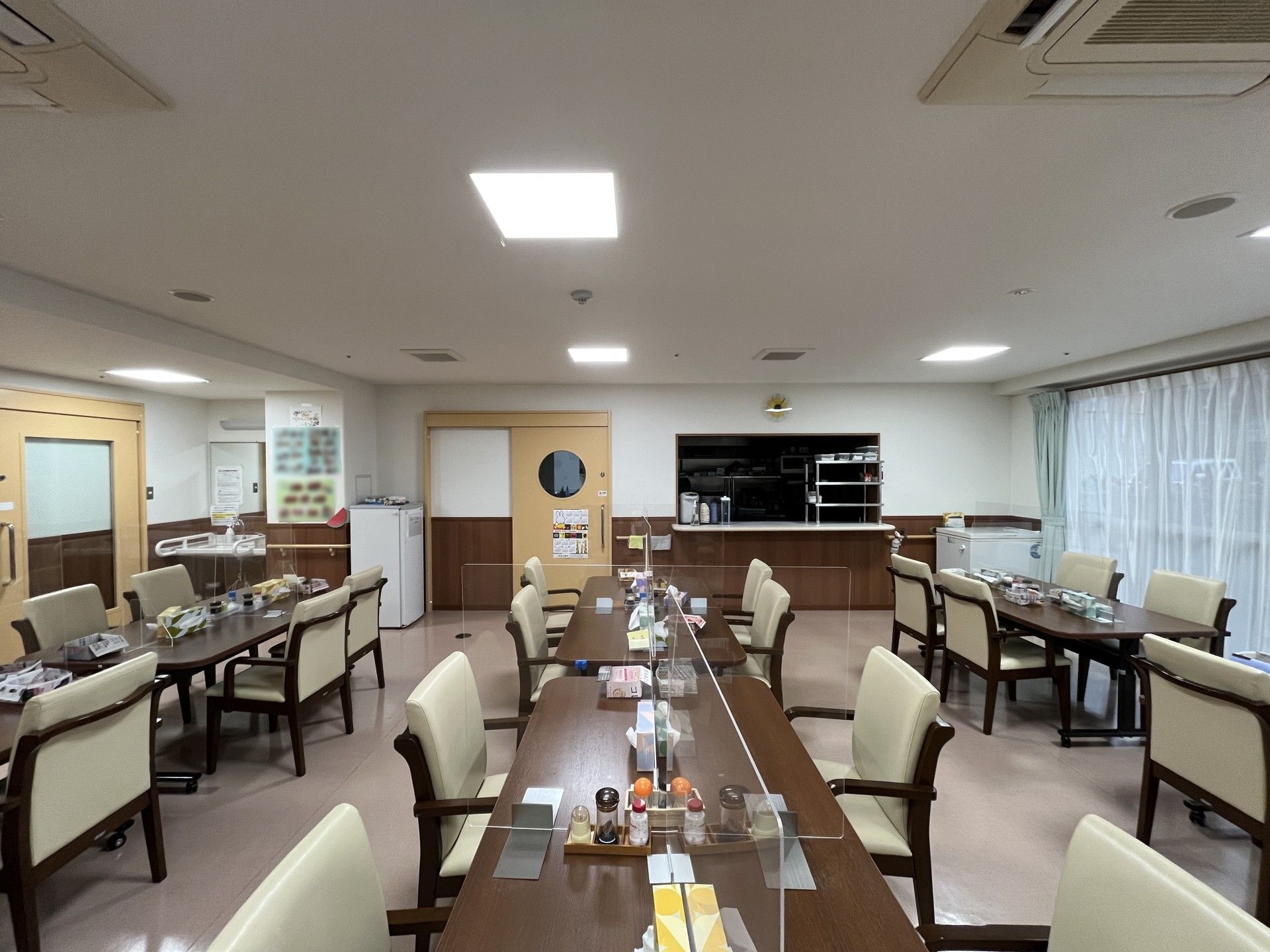 落ち着いた雰囲気の食堂