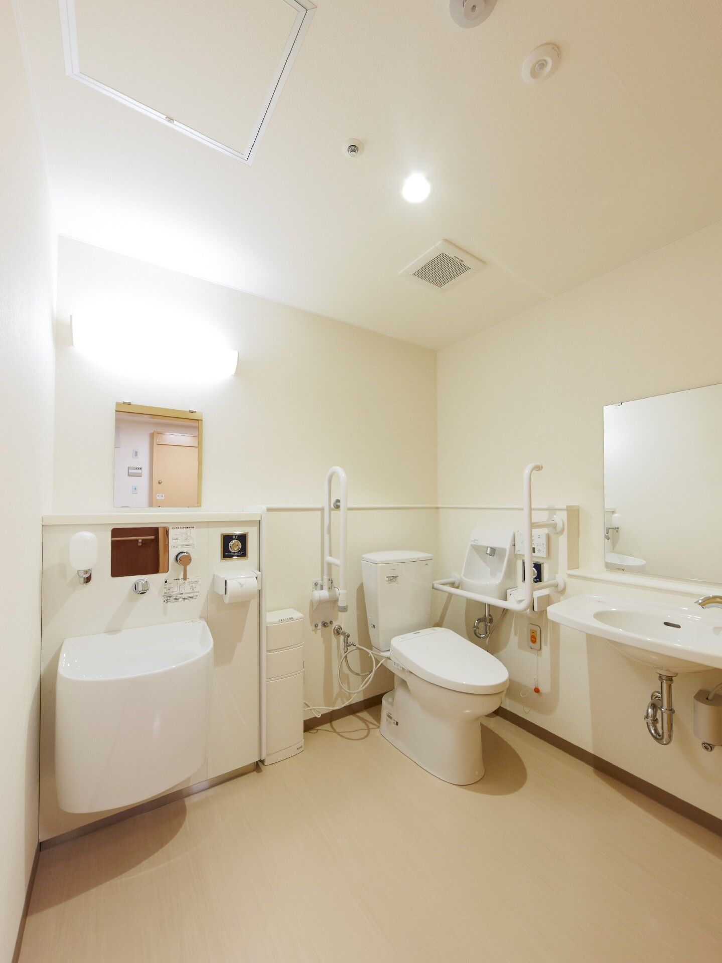 オストメイト対応のトイレは広く、手すりや呼び出しボタンが付き、鏡が設置された車いす対応の手洗い場もあり、大きな照明も付いている。