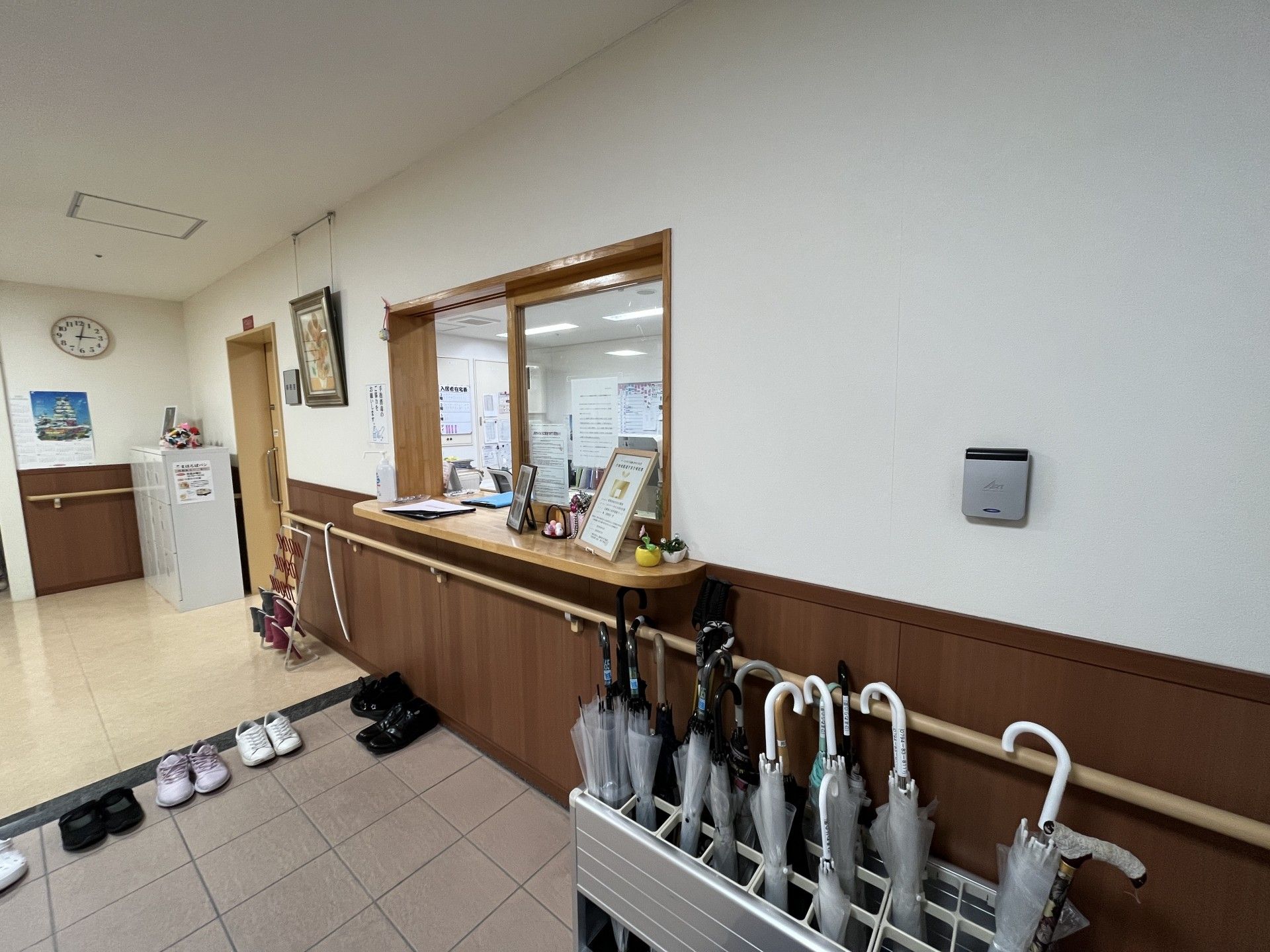 受付と傘立てのあるエリア